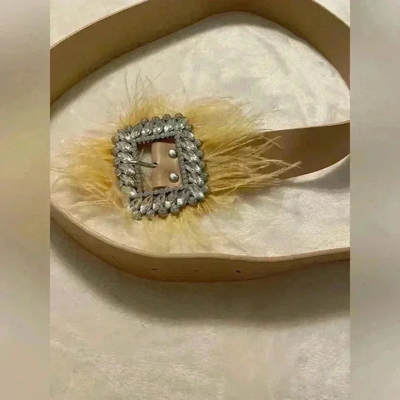 Women’s belt NWOT cream colored belt with rhinestones & feathers on buckle - Picture 2 of 4